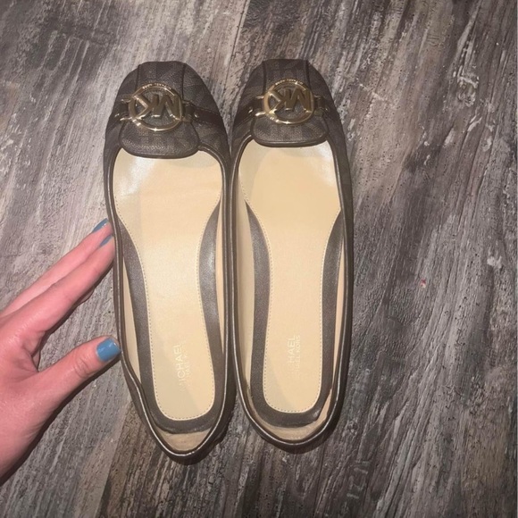 Michael Kors Logo Loafers I never wore them they were a bit snug.Excellent Used🔥 - Picture 2 of 4